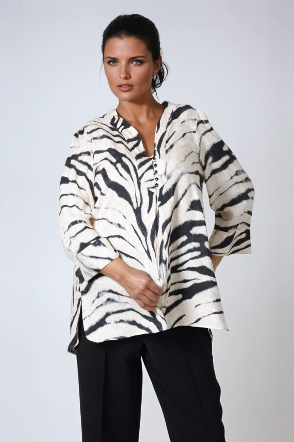 Połyskująca ,czarno-biała bluzka z guzikami JMP plus size