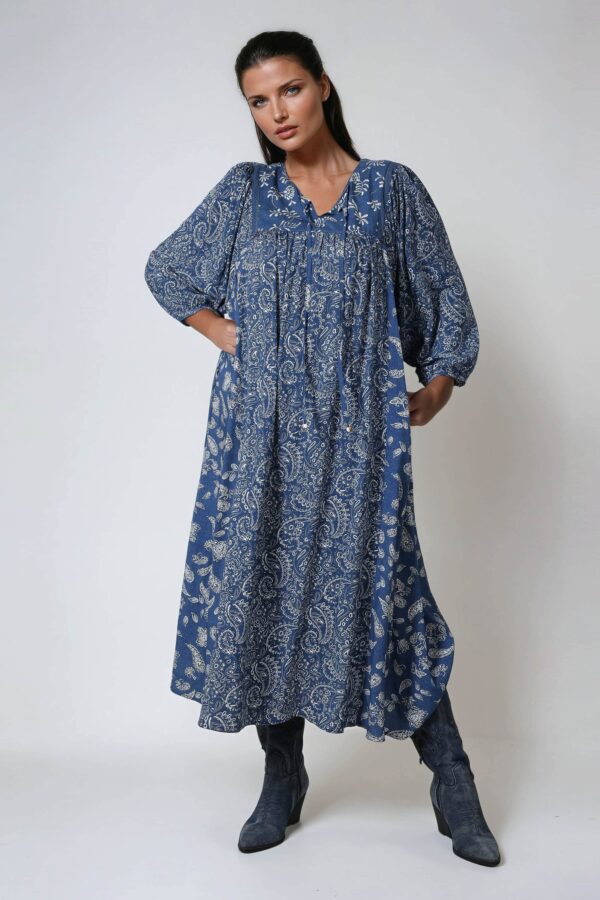 Niebieska sukienka w drobne kwiatki JMP plus size - obrazek 6