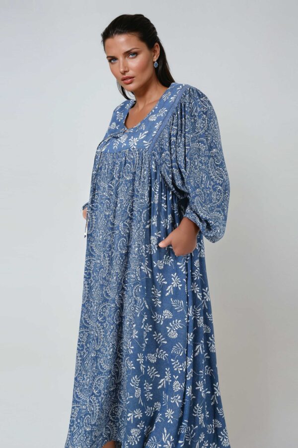 Niebieska sukienka w drobne kwiatki JMP plus size - obrazek 2