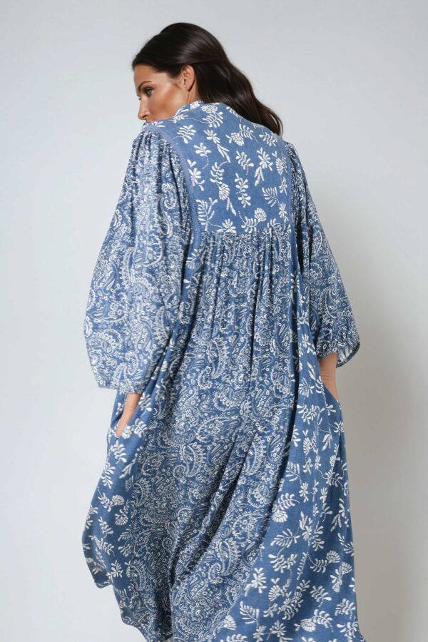 Niebieska sukienka w drobne kwiatki JMP plus size - obrazek 3