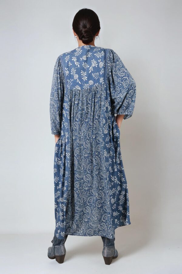 Niebieska sukienka w drobne kwiatki JMP plus size - obrazek 4
