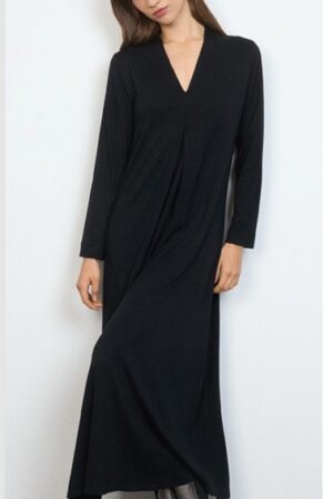 Elegancka, długa sukienka plus size w głębokiej czerni