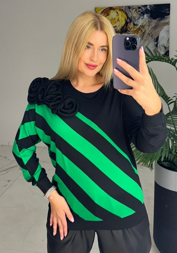 Bluzka plus size czarno-zielona w pasy z aplikacją na ramieniu Lamaxx