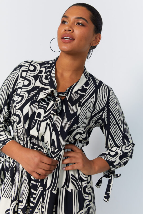 Sukienka w czarno-białe geometryczne wzory JMP plus size - obrazek 4