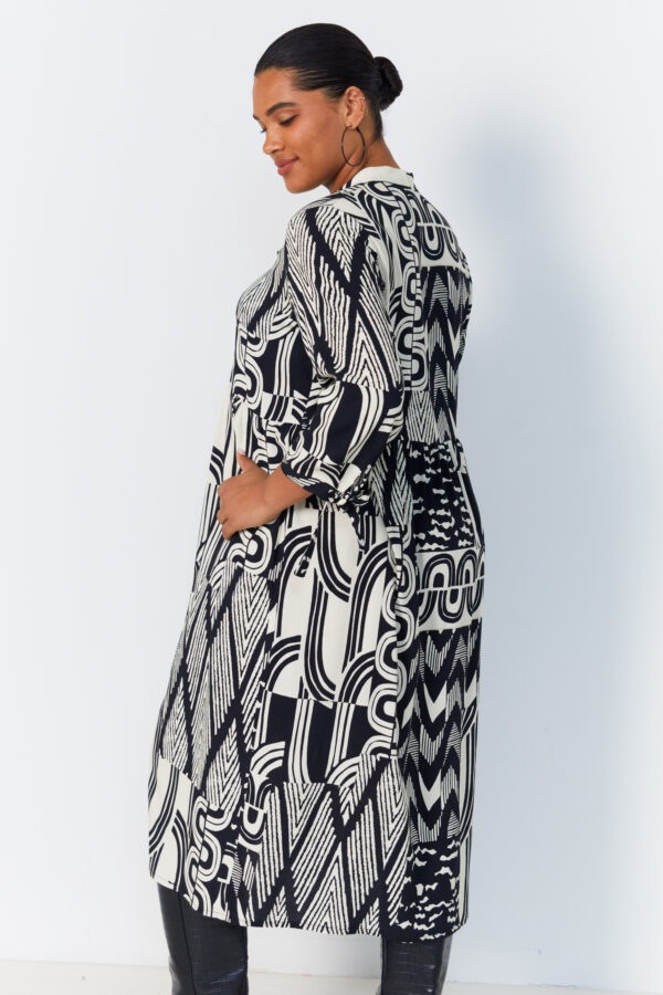 Sukienka w czarno-białe geometryczne wzory JMP plus size - obrazek 3