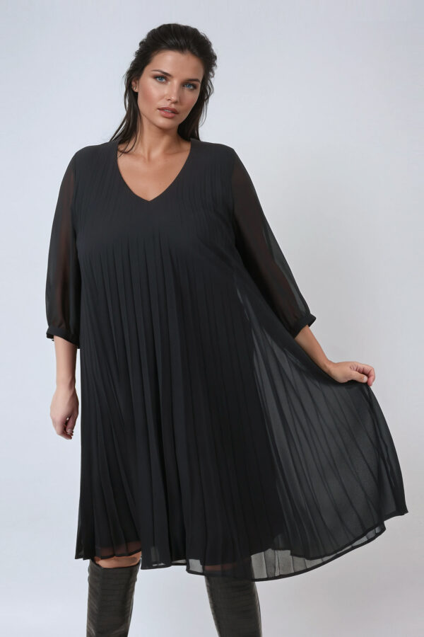 Sukienka plisowana czarna JMP plus size - obrazek 2
