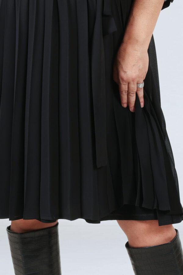 Sukienka plisowana czarna JMP plus size - obrazek 3