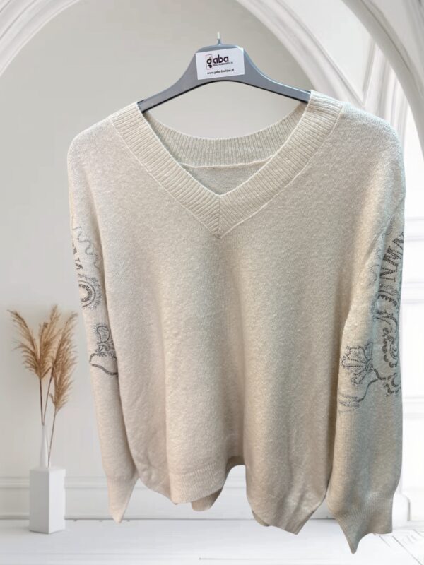 Kremowy sweter plus size z drobną aplikacją Gaba
