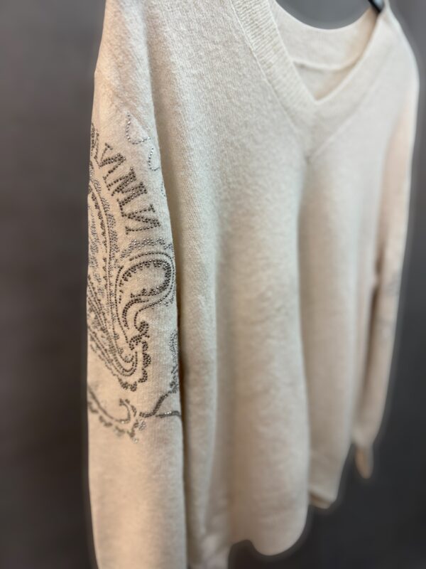 Kremowy sweter plus size z drobną aplikacją Gaba - obrazek 2