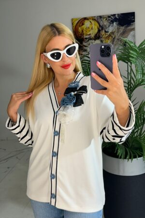 Rozpinana,biała bluzka plus size z kwiatową aplikacją i paskami Lamaxx