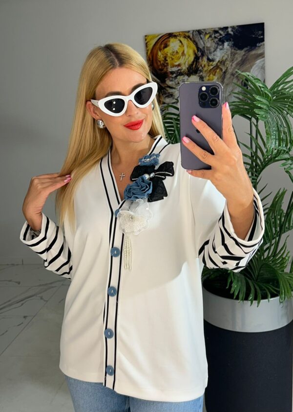 Rozpinana,biała bluzka plus size z kwiatową aplikacją i paskami Lamaxx