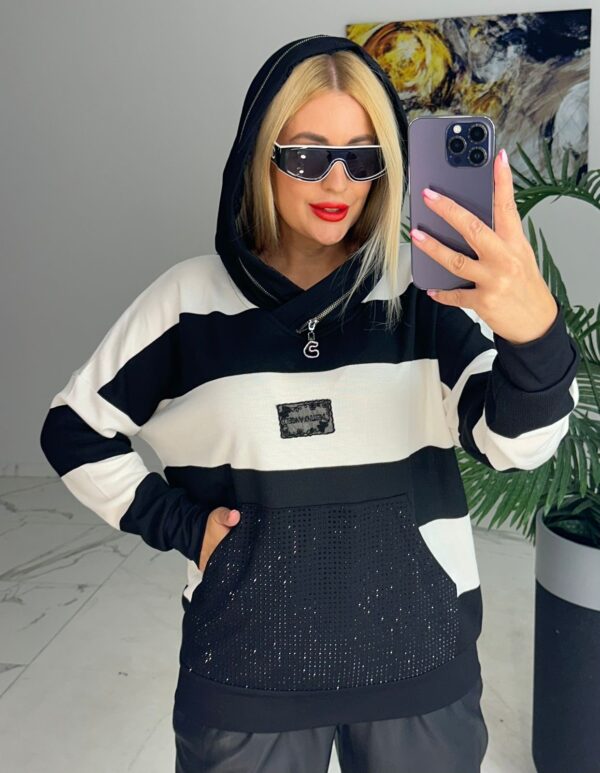 Bluza plus size czarno-biała w paski z kapturem i kieszenią Lamaxx