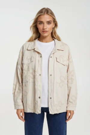 Bawełniana kurtka wiosenna z tłoczonymi kwiatami – beżowa