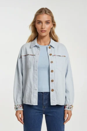 Wiosenna kurtka plus size bawełniana – jasny denim z ozdobnymi detalami