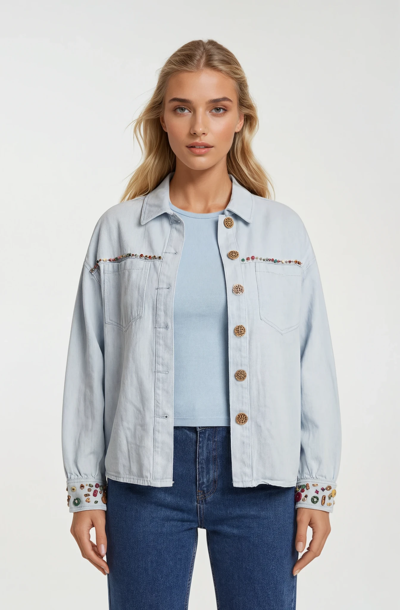 Wiosenna kurtka plus size bawełniana – jasny denim z ozdobnymi detalami