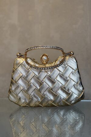 Złota torebka wieczorowa z plecionką i biżuteryjną rączką