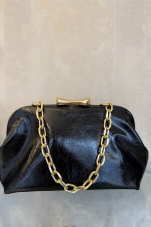 Elegancka torebka kopertówka z łańcuchem – czarna ze złotymi detalami