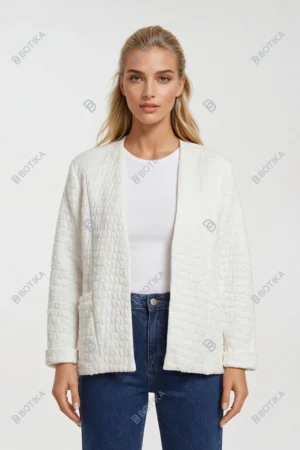 Biały Biały żakiet plus size z fakturowanego materiału – elegancja i nowoczesna lekkość