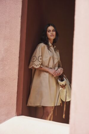 Sukienka  beżowa z ażurowym wykończeniem, minimalistyczna,plus size