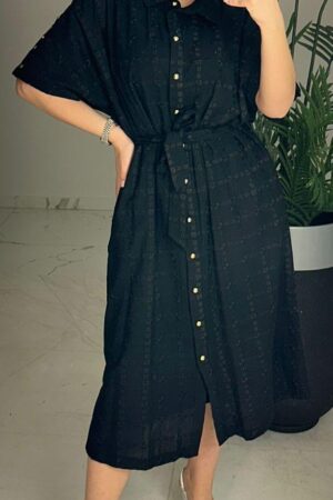 Sukienka czarna, koszulowa na podszewce – elegancja i komfort Lamaxx